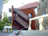 Feuertreppe des früheren Turmschulhauses, die den Blick auf das Gebäude fast völlig versperrt