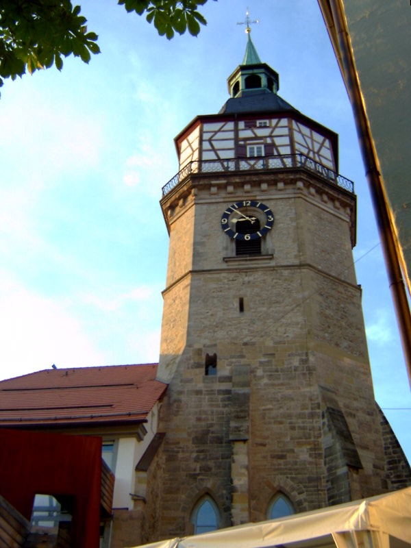 Der Turm der nicht mehr bestehenden Michaelskirche, heute Stadtturm genannt, ist das Wahrzeichen der Stadt Backnang. Unten links das angebaute Turmschulhaus, von dem wegen der Treppe nur noch das Dach zu sehen ist.